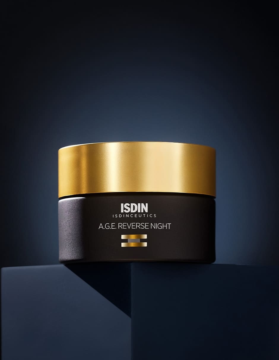 Crema facial recomendada para prevenir signos de la edad de noche A.g.e Reverse Night Isdin para todo tipo de piel