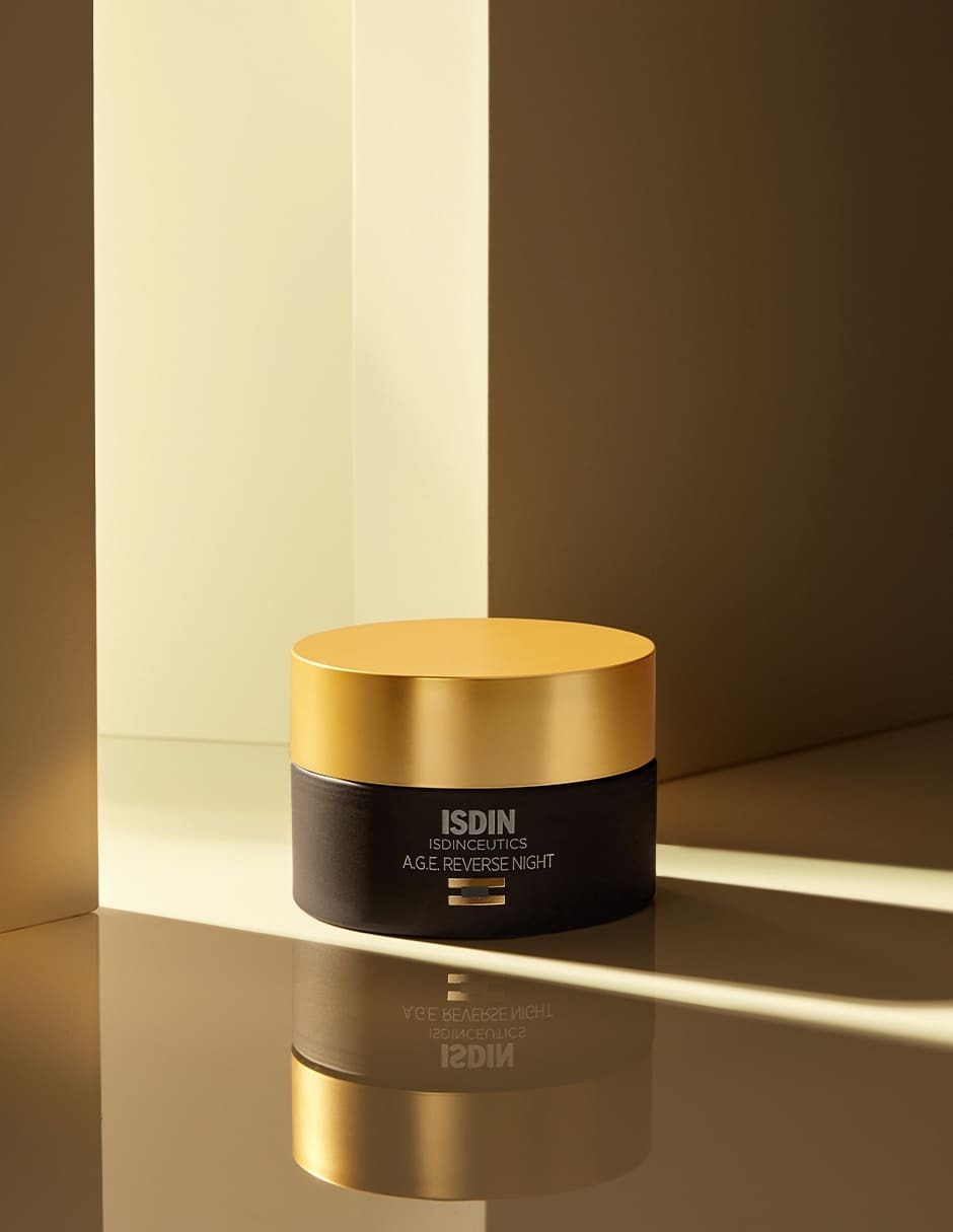 Crema facial recomendada para prevenir signos de la edad de noche A.g.e Reverse Night Isdin para todo tipo de piel