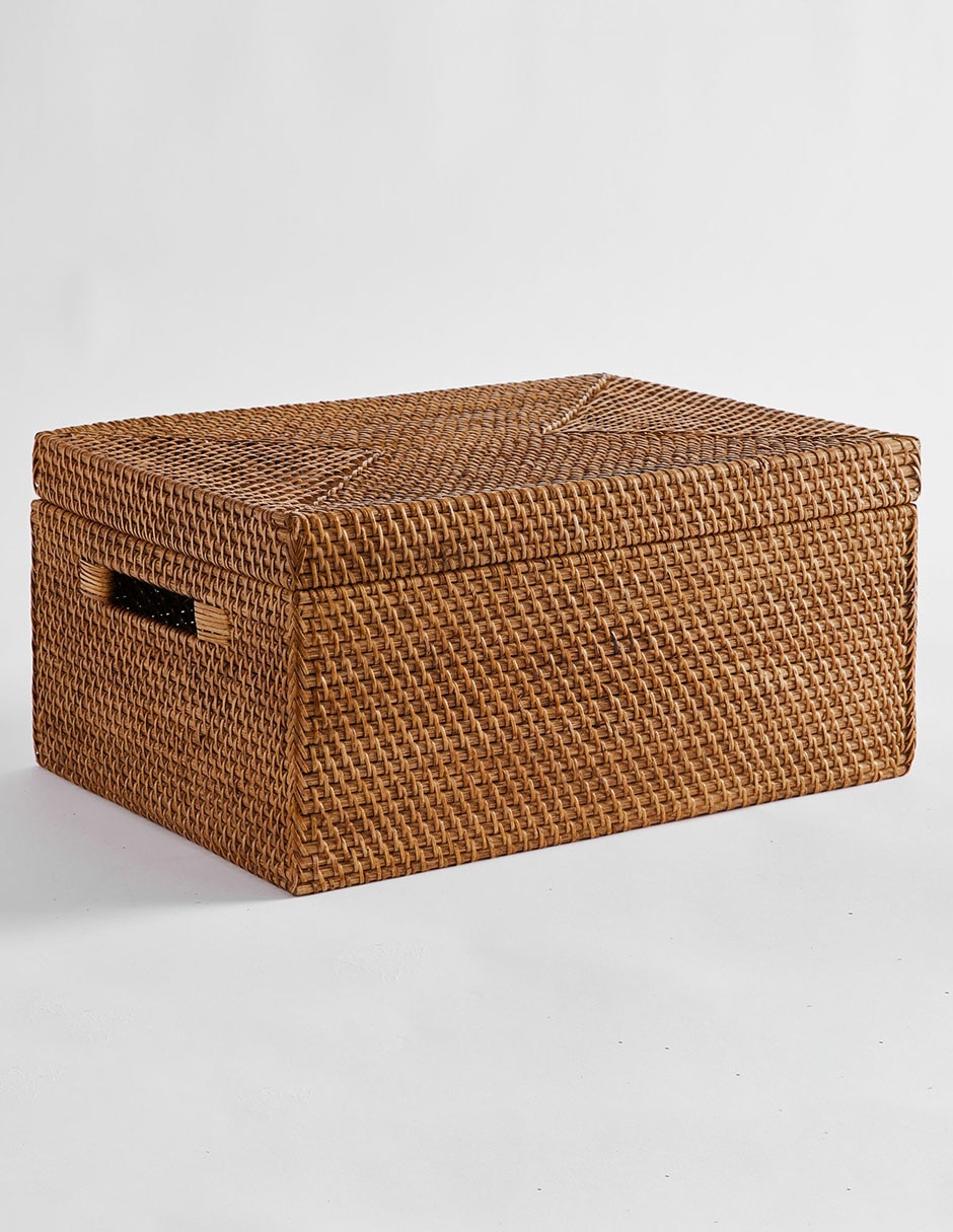 Canasta con forma rectangular de ratán