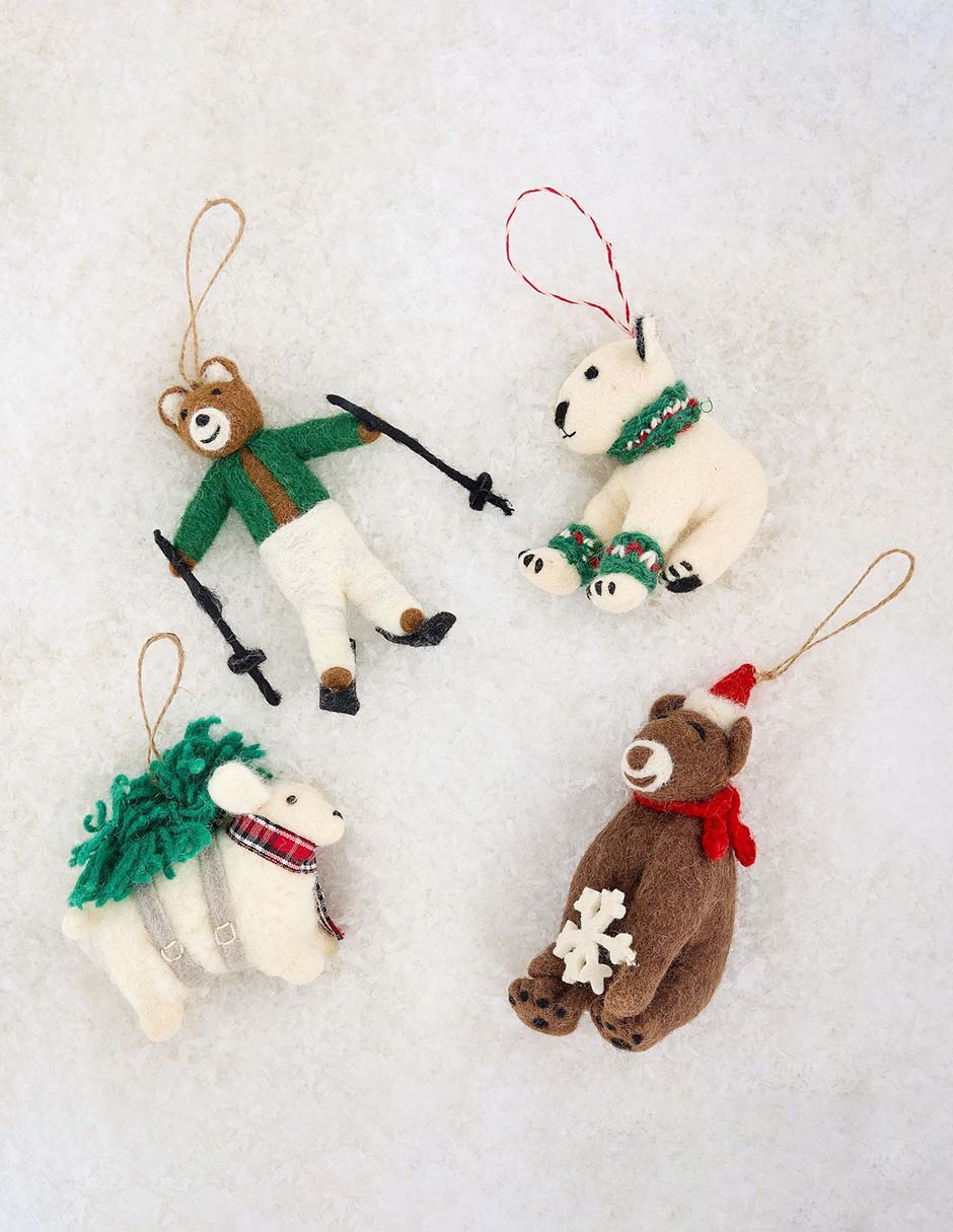 Ornamento Navidad diferentes diseños Fair Trade Certified Oso con copo de nieve: 8 cm de ancho x 5 cm de profundidad x 15 cm de alto. Oso esquiando: 6 cm de ancho x 4 cm de profundidad x 14 cm de alto. Oso con bufanda: 8 cm de ancho x 8 cm de profundidad x 10 cm de alto. Perro cargando pino: 14 cm de ancho x 4 cm de profundidad x 10 cm de alto. Cordón incorporado: 8 cm de largo Ornamento Navidad diferentes diseños Fair Trade Certified Oso con copo de nieve: 8 cm de ancho x 5 cm de profundidad x 15 cm de alto. Oso esquiando: 6 cm de ancho x 4 cm de profundidad x 14 cm de alto. Oso con bufanda: 8 cm de ancho x 8 cm de profundidad x 10 cm de alto. Perro cargando pino: 14 cm de ancho x 4 cm de profundidad x 10 cm de alto. Cordón incorporado: 8 cm de largo