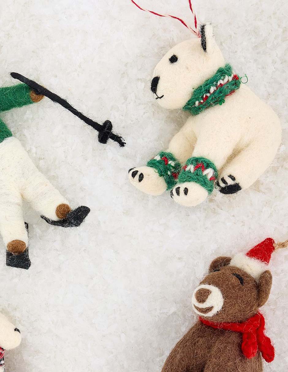 Ornamento Navidad diferentes diseños Fair Trade Certified Oso con copo de nieve: 8 cm de ancho x 5 cm de profundidad x 15 cm de alto. Oso esquiando: 6 cm de ancho x 4 cm de profundidad x 14 cm de alto. Oso con bufanda: 8 cm de ancho x 8 cm de profundidad x 10 cm de alto. Perro cargando pino: 14 cm de ancho x 4 cm de profundidad x 10 cm de alto. Cordón incorporado: 8 cm de largo 2