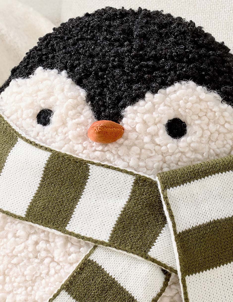 Cojín decorativo the penguin with scarf 2