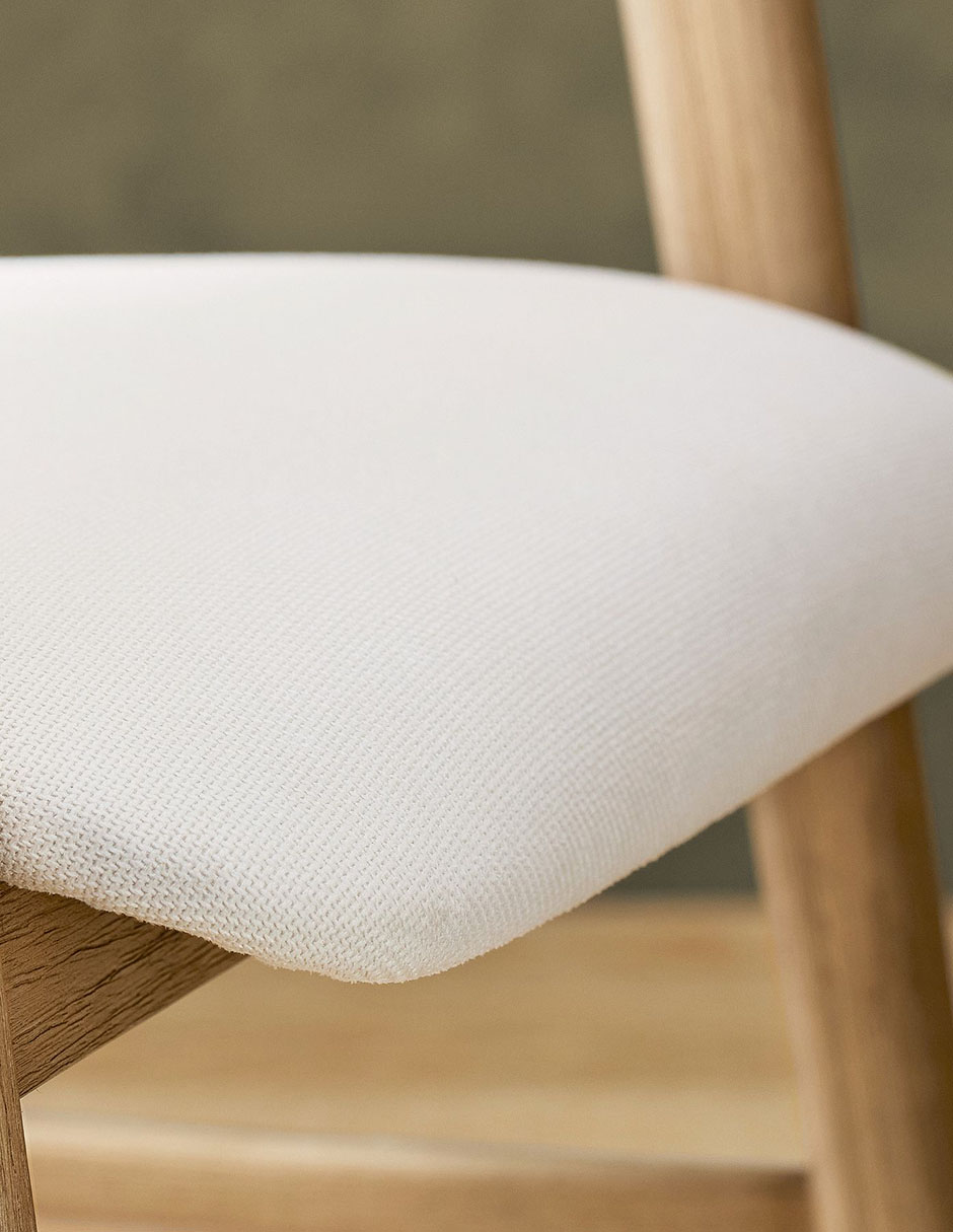 Silla con brazos Nishan de madera de caucho