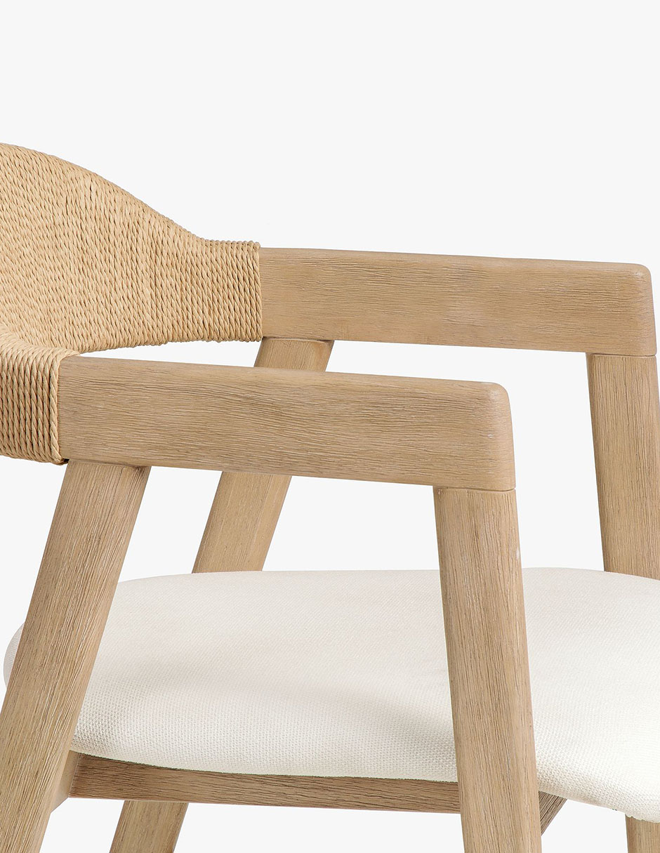Silla con brazos Nishan de madera de caucho