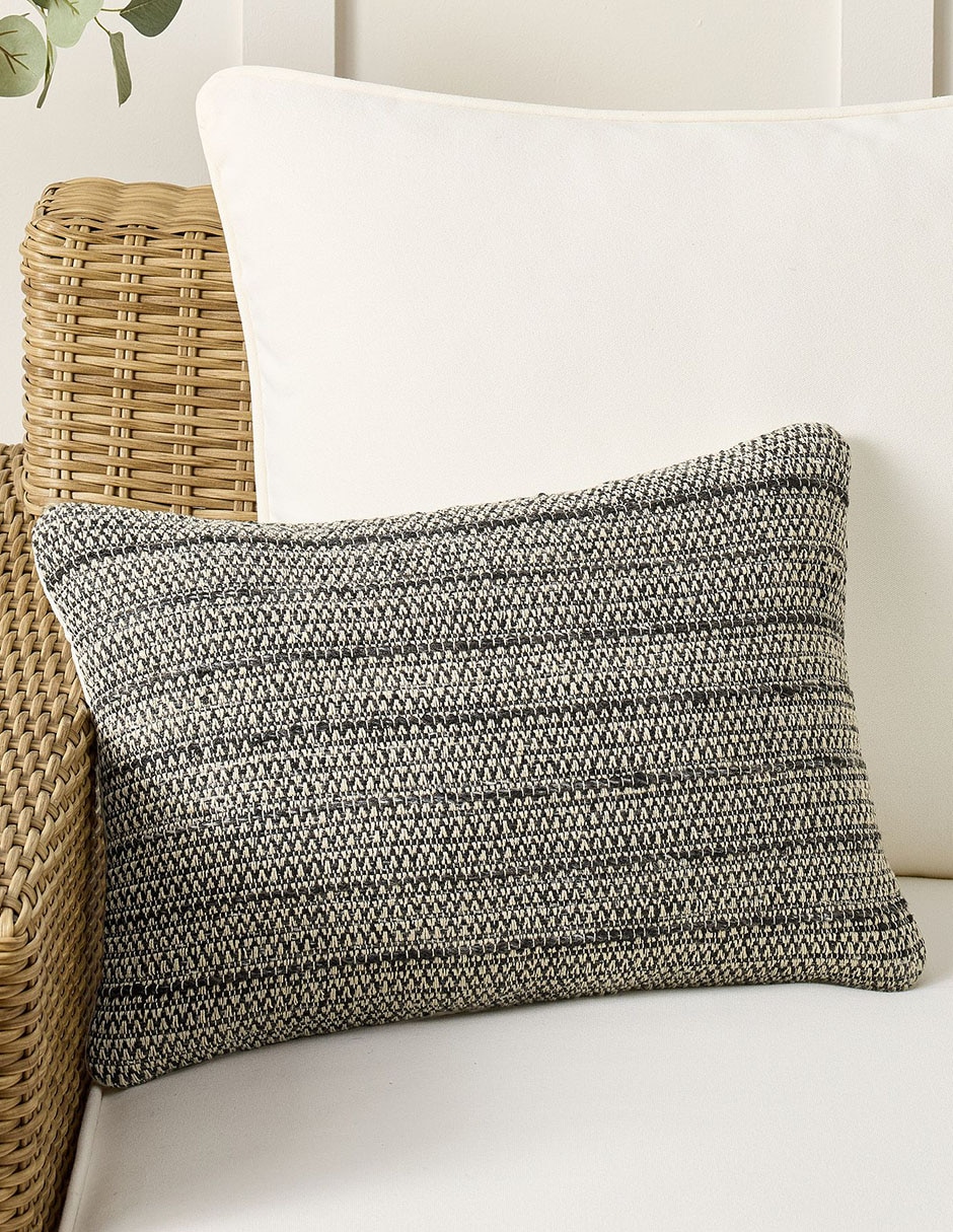 COJÍN PB REEVE, 35.56 X 50.8 CM, GRIS 1