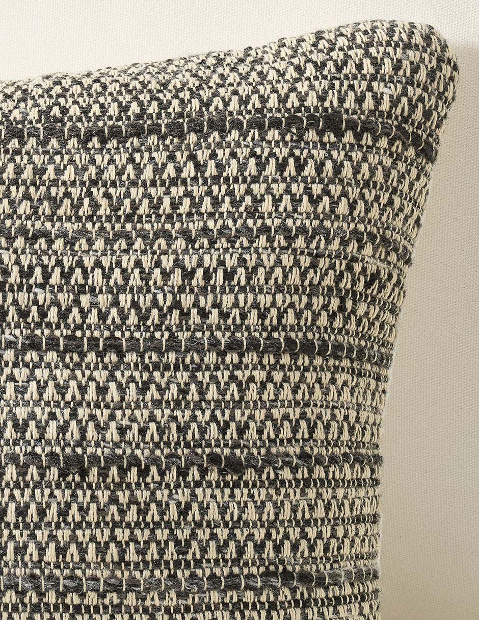 COJÍN PB REEVE, 35.56 X 50.8 CM, GRIS 2