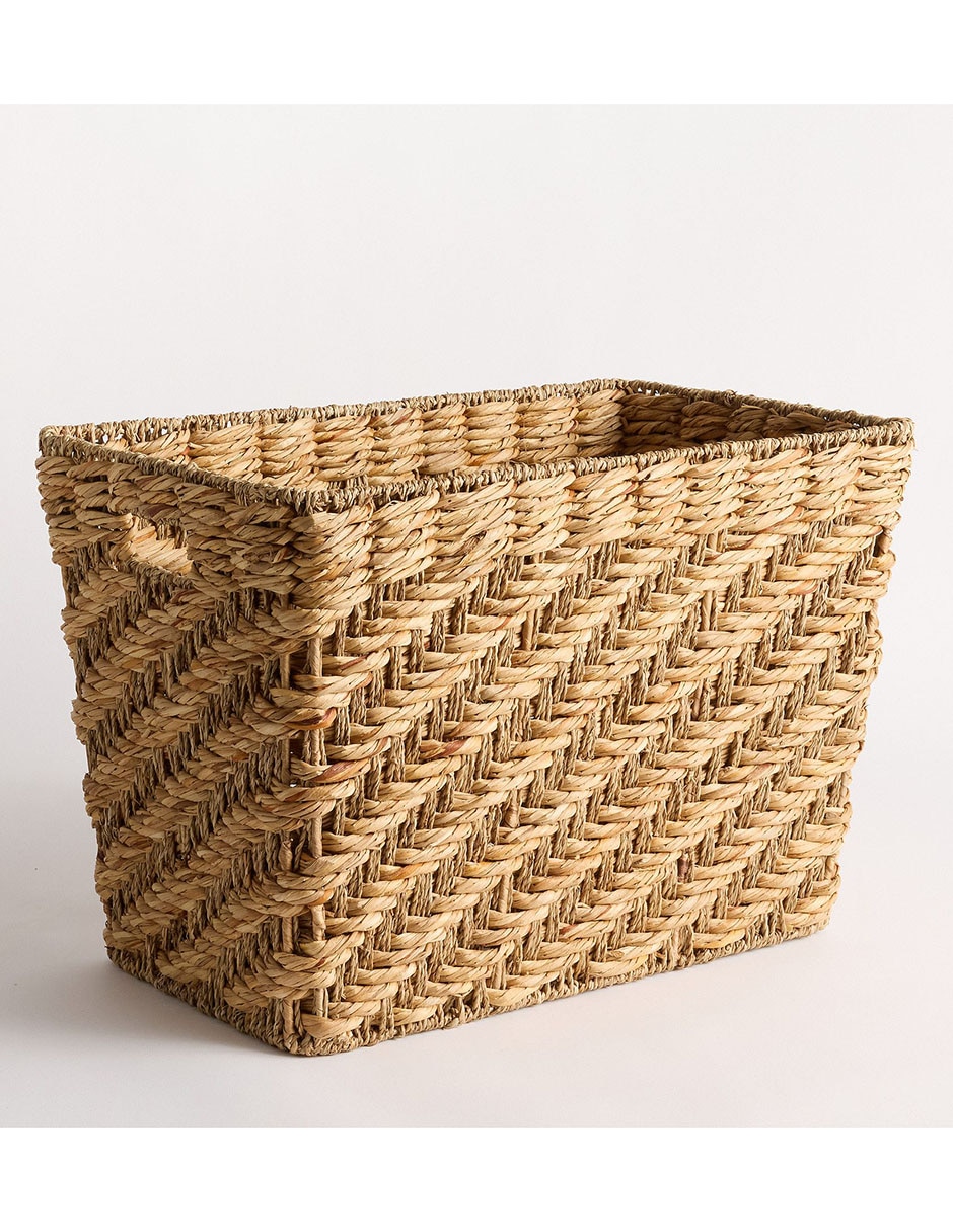 Canasta con forma rectangular de fibras naturales